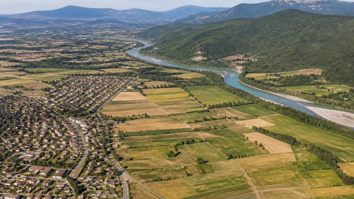 Paysage français vu du ciel, ville, champs, fleuve et montagnes, pour le thème découvrir les lieux où j'habite