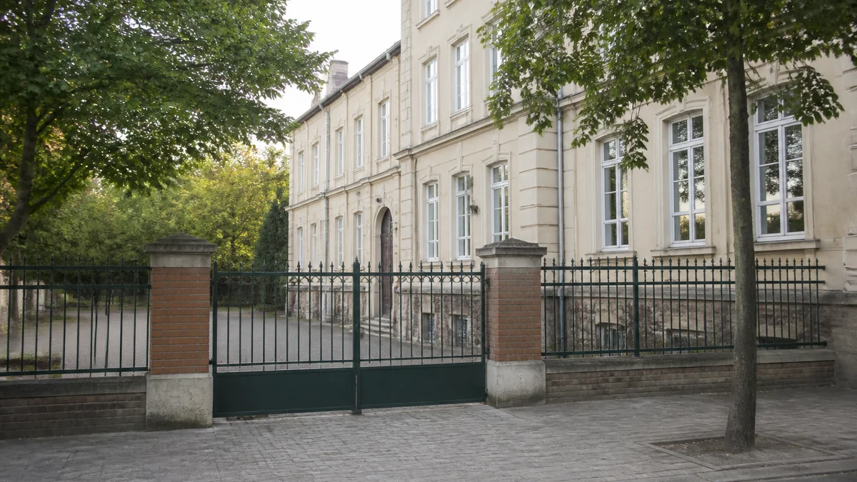Façade d'une école élémentaire publique française, illustration de la liste des écoles REP et REP+